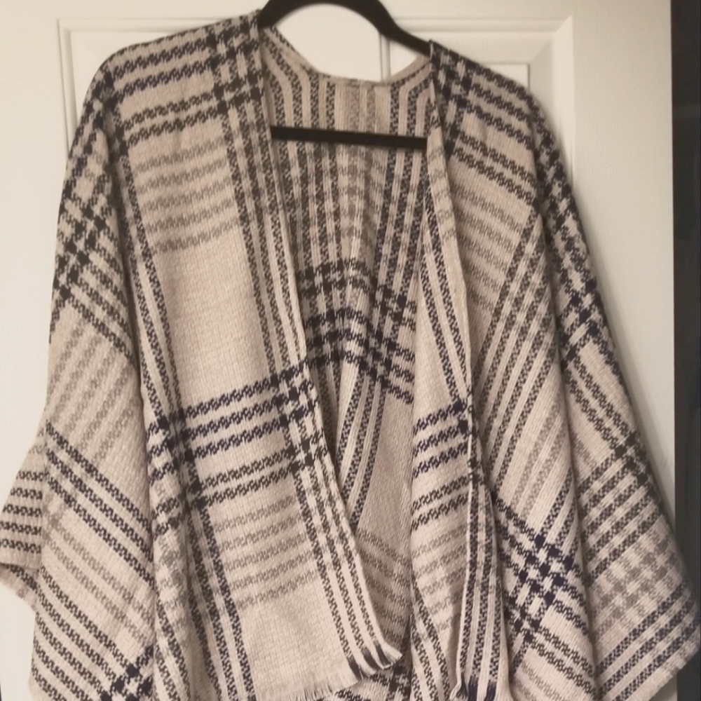 Uniqlo Poncho ,new with tag, very comfy for travelling and for cold days.